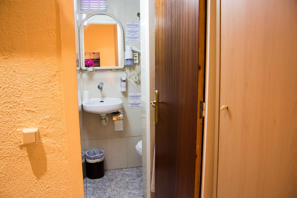 Hostal Aribau Barcelona Exterior foto